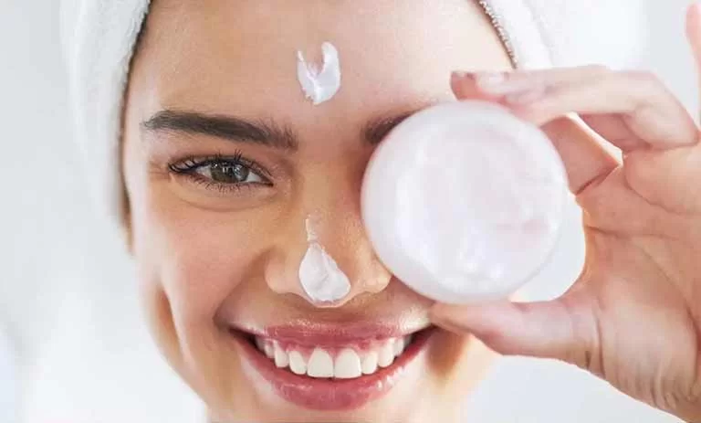 ما هو أفضل كريم مرطب للوجه في 2025؟ أهم نصائح اختيار الكريم المناسب