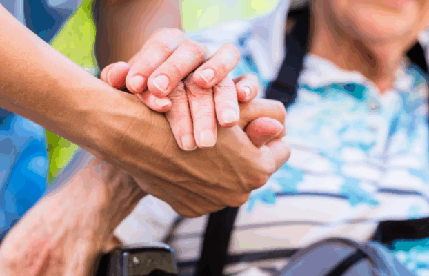 الجرح الخفي لكبار السن: مظاهر الإهمال العاطفي وتأثيره على الأسرة