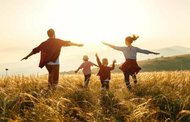 دور الأسرة في بناء المرونة النفسية للأطفال ودعم صحتهم