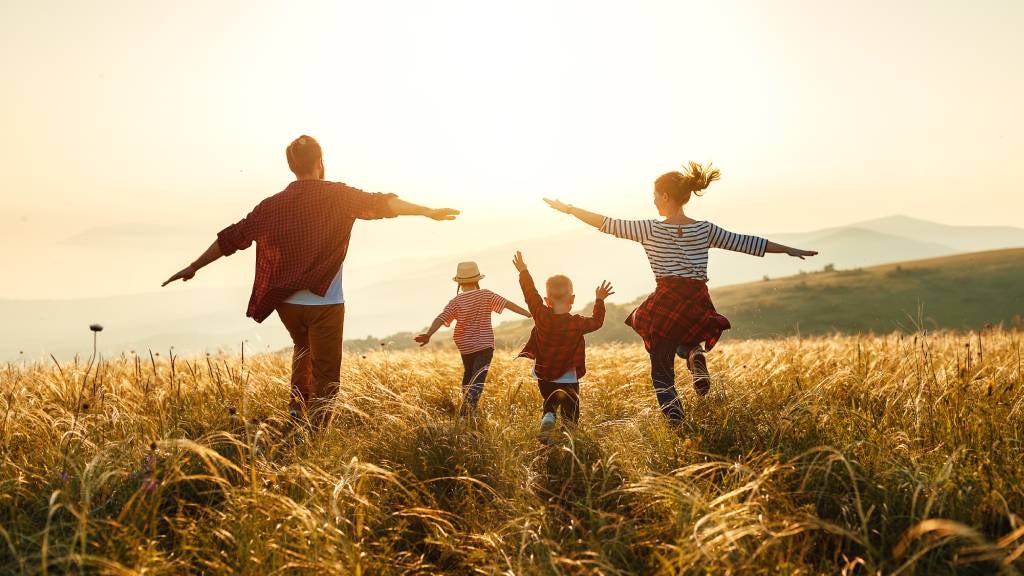 دور الأسرة في بناء المرونة النفسية للأطفال ودعم صحتهم