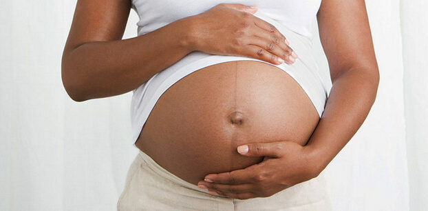 هل الولادة الطبيعية أفضل أم القيصرية؟ الفرق، المميزات، والمخاطر