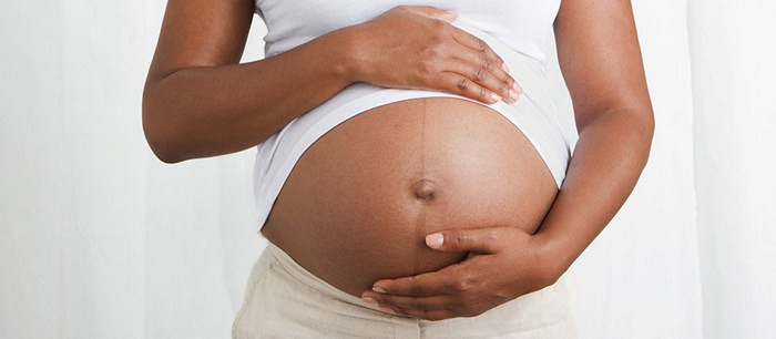 هل الولادة الطبيعية أفضل أم القيصرية؟ الفرق، المميزات، والمخاطر