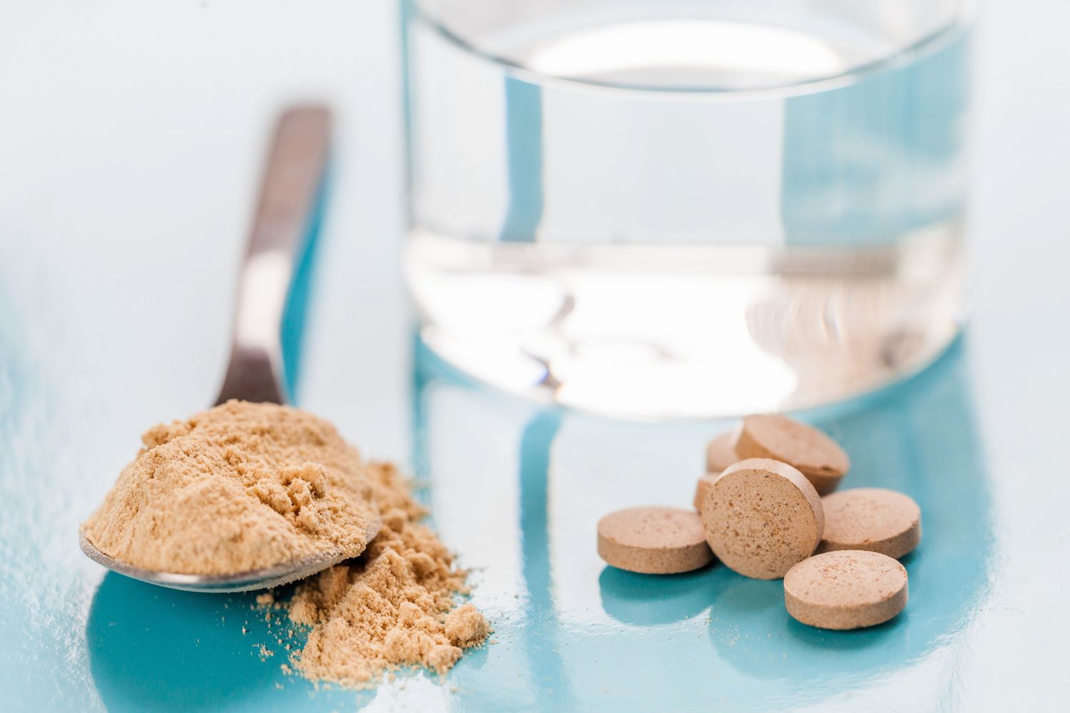 خميرة البيرة لتسمين الوجه: هل هي فعالة لنفخ الخدود؟ رأي طبي وتجارب من العيادة